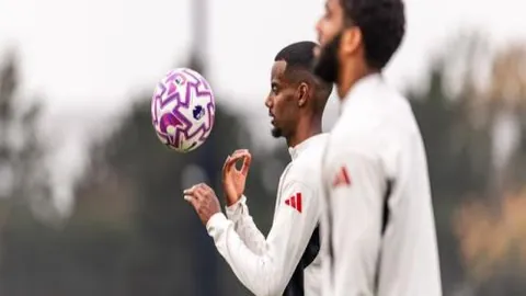 巴塞罗那与塞尔塔2-2握手言和，拉菲尼亚与莱万各贡献一球